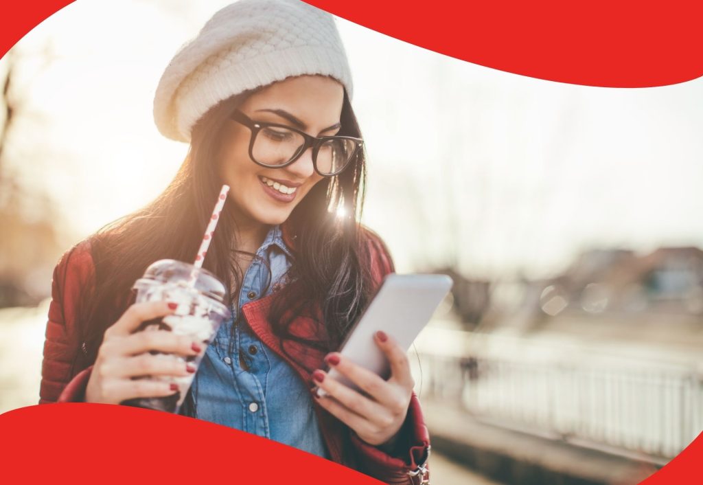 Ragazza che usa la APP AIC MOBILE